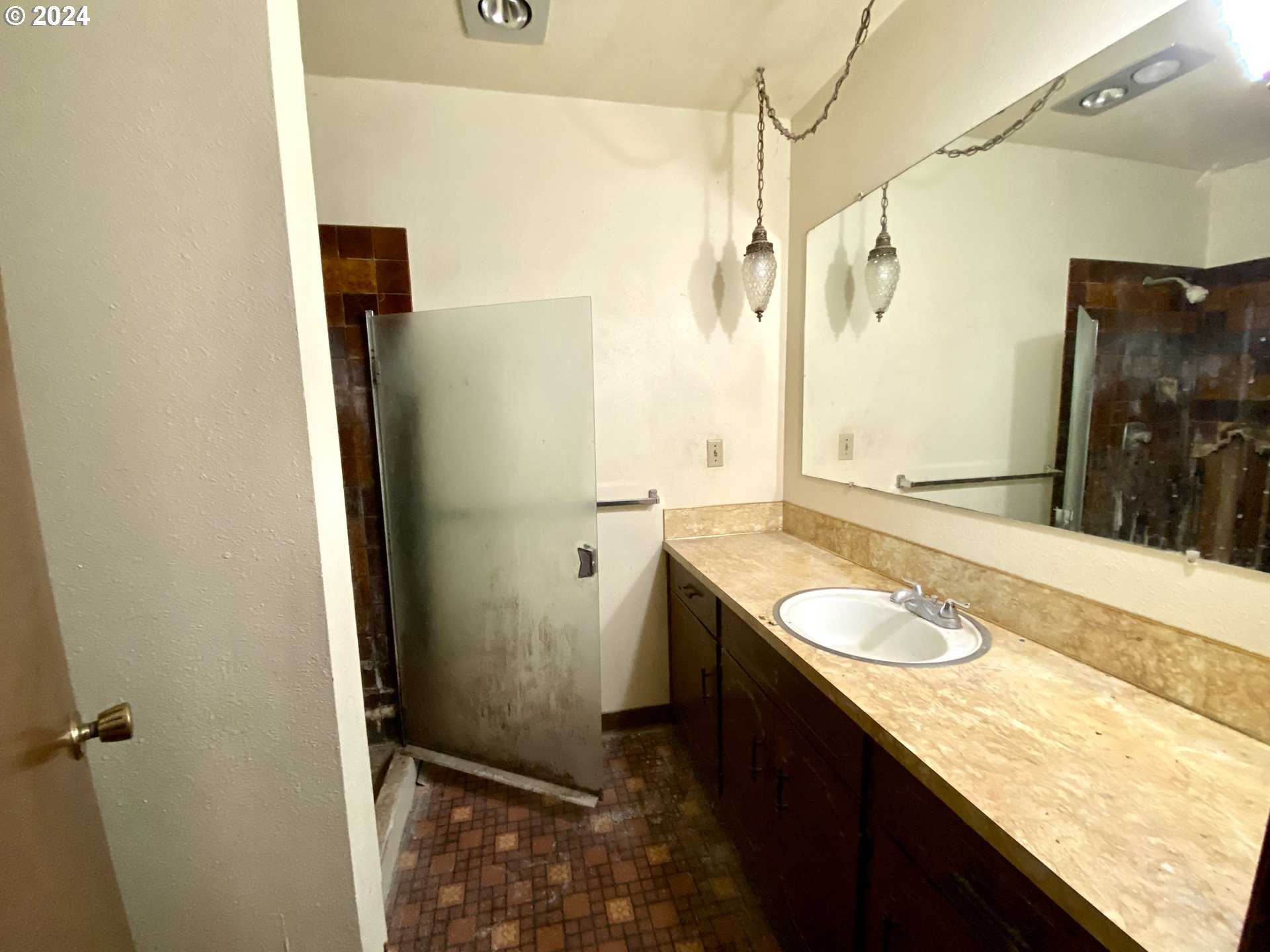 10909 South Ridgetop Drive Molalla, OR 97038 - Photo 5 of 28 a bathroom with a granite countertop sink and a mirror