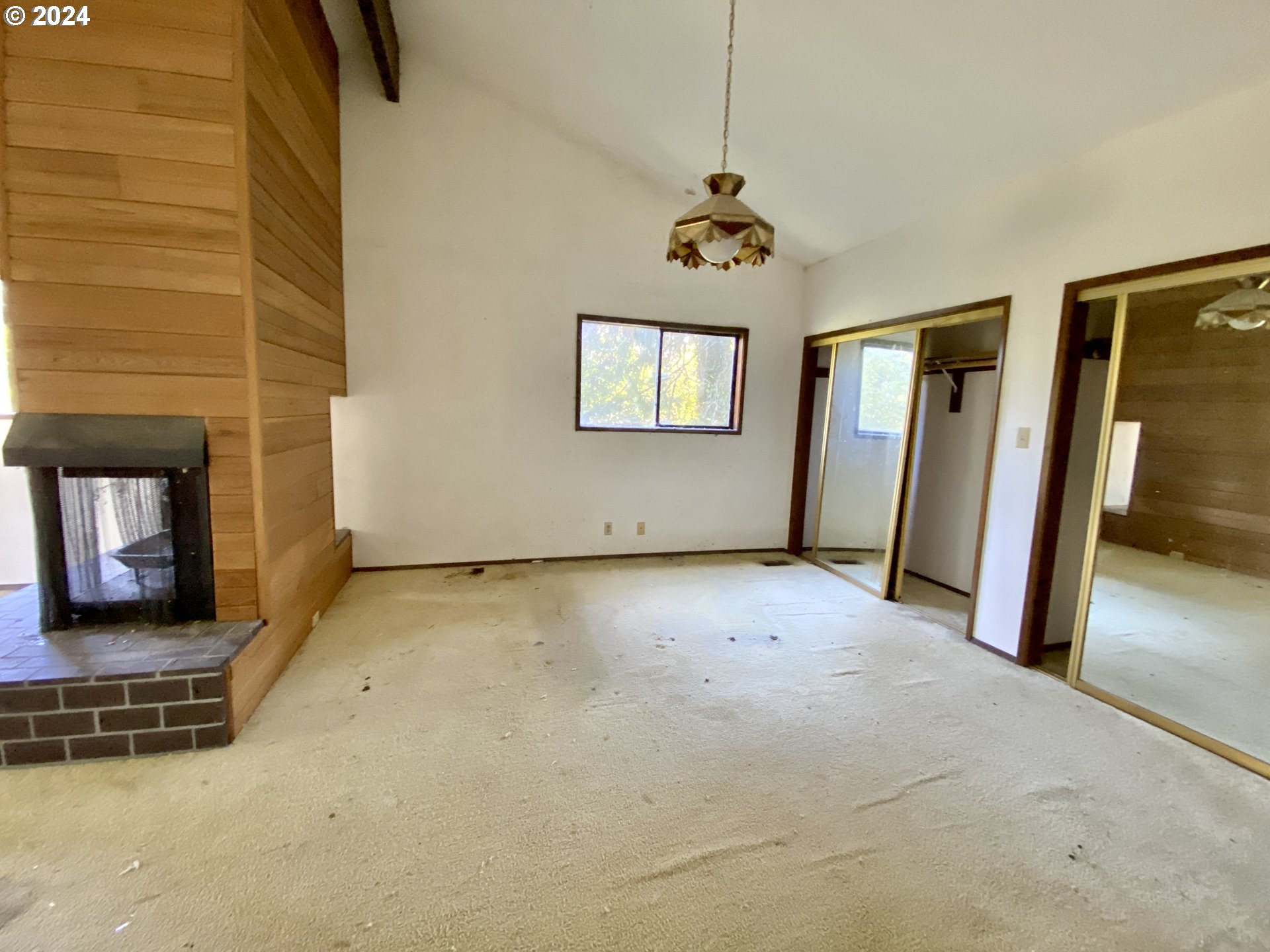 10909 South Ridgetop Drive Molalla, OR 97038 - Photo 6 of 28 a view of a livingroom with a staircase