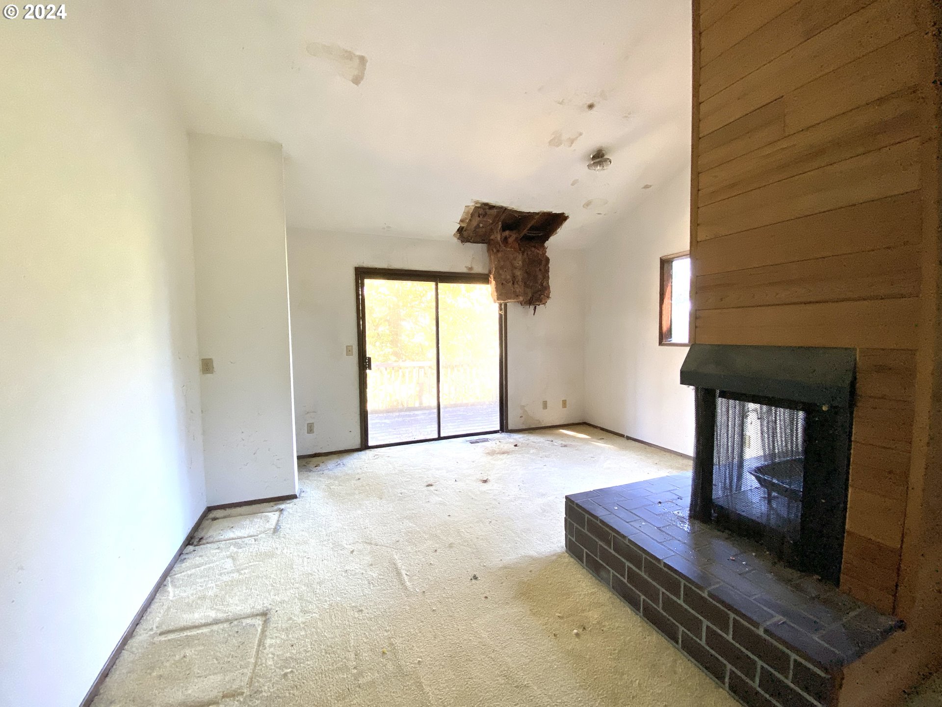 10909 South Ridgetop Drive Molalla, OR 97038 - Photo 7 of 28 a view of an empty room and window