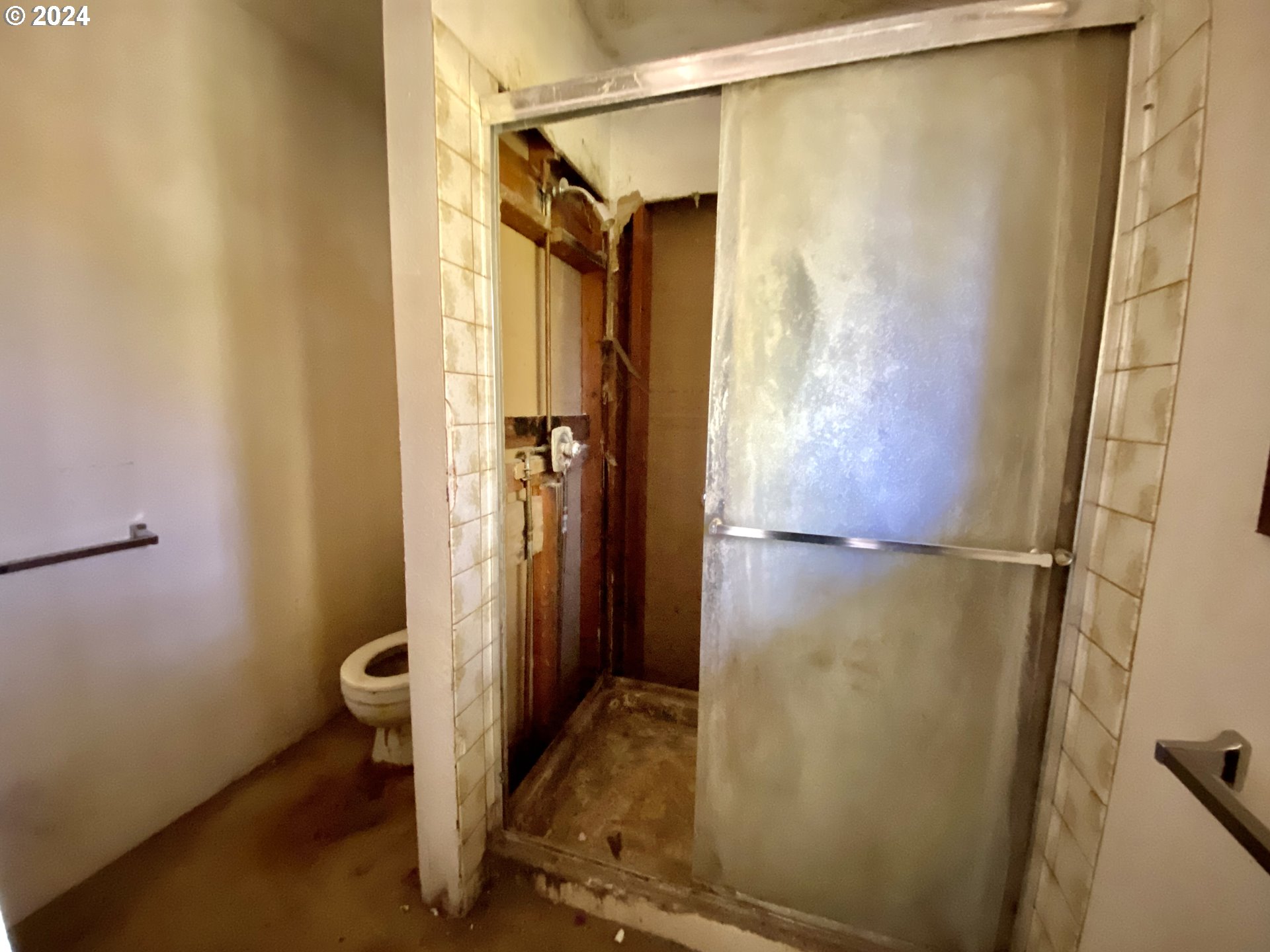 10909 South Ridgetop Drive Molalla, OR 97038 - Photo 8 of 28 a bathroom with a shower and a sink