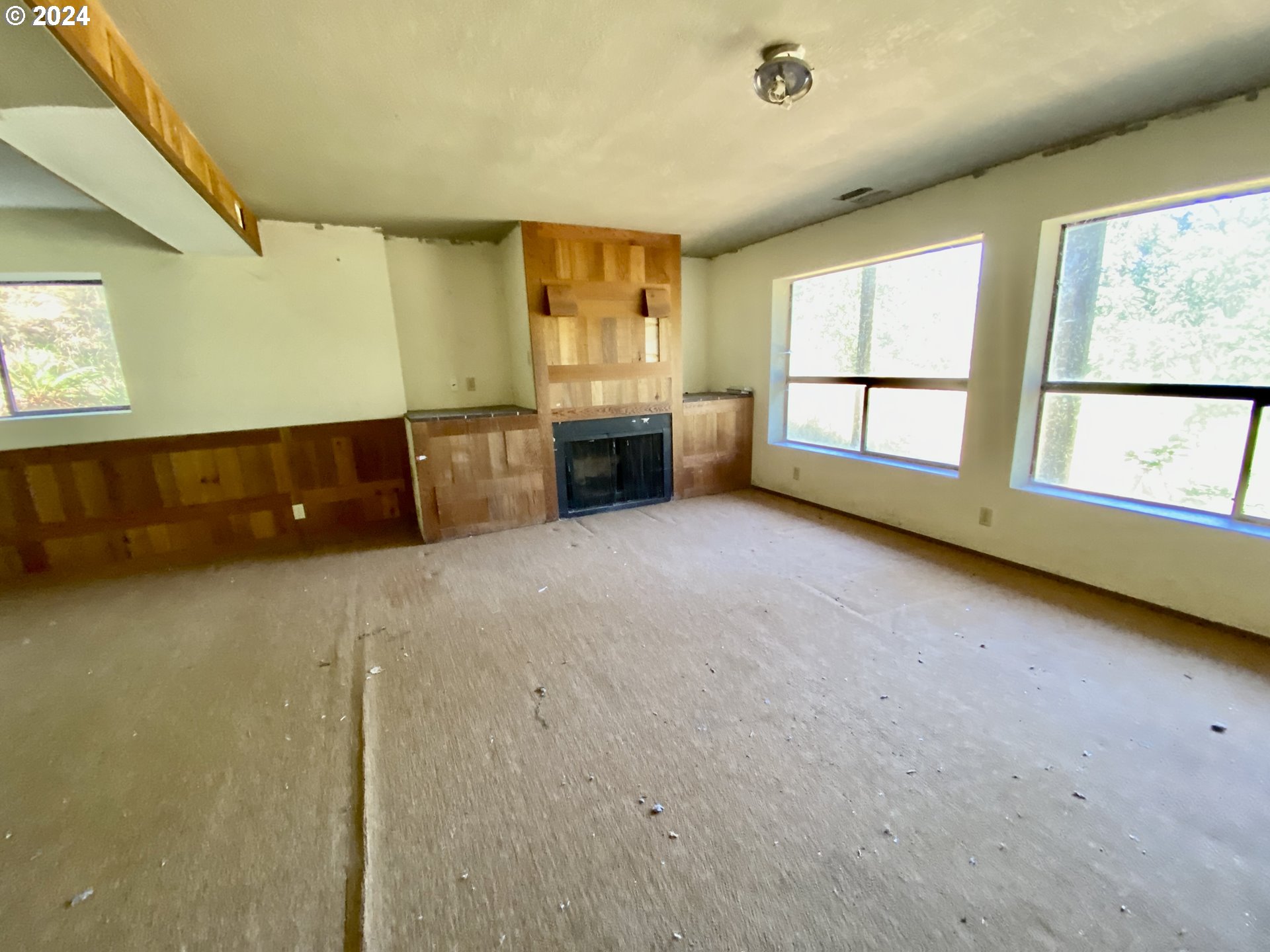 10909 South Ridgetop Drive Molalla, OR 97038 - Photo 9 of 28 a view of an empty room with a window