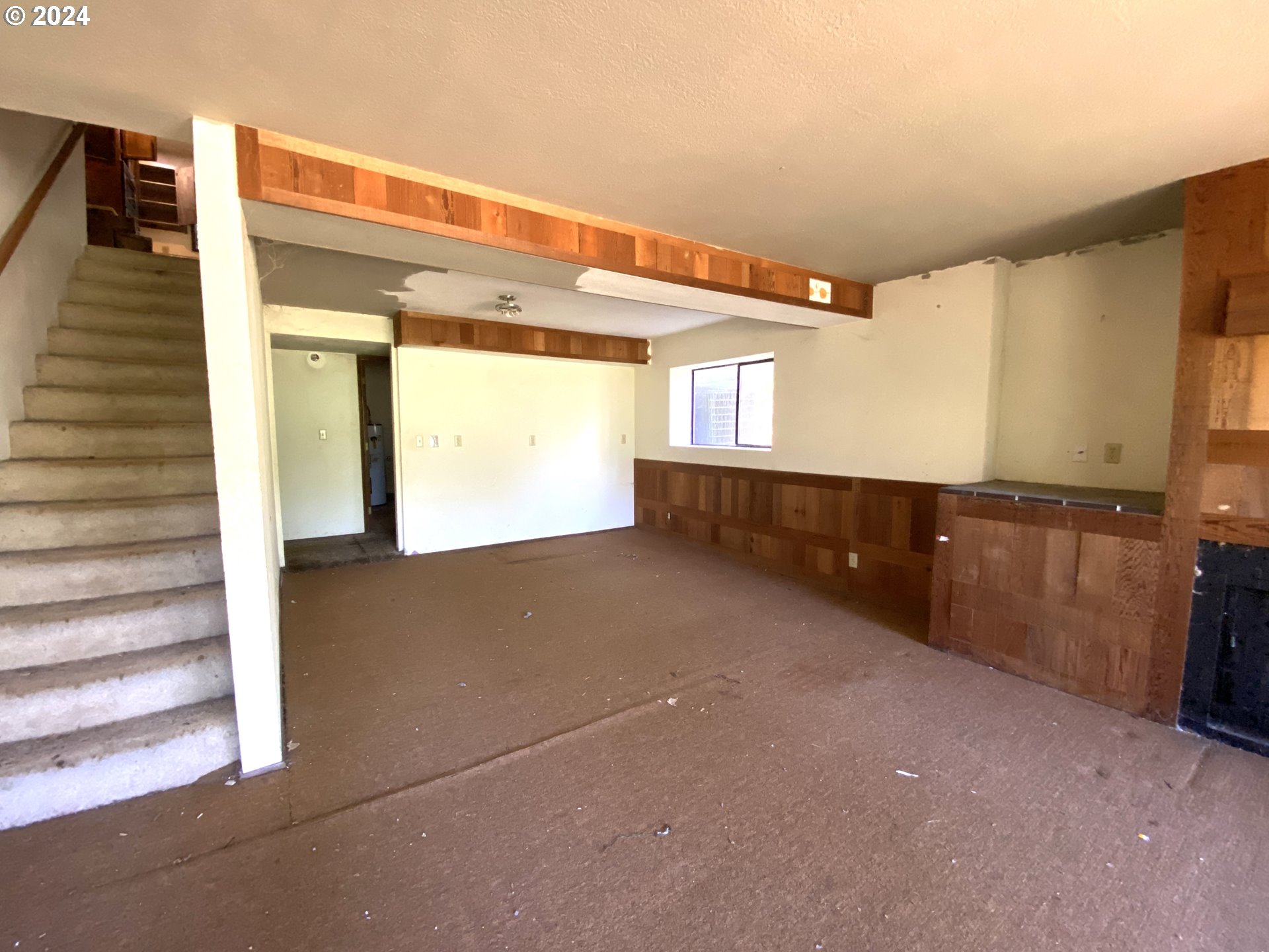 10909 South Ridgetop Drive Molalla, OR 97038 - Photo 10 of 28 a view of an empty room and window
