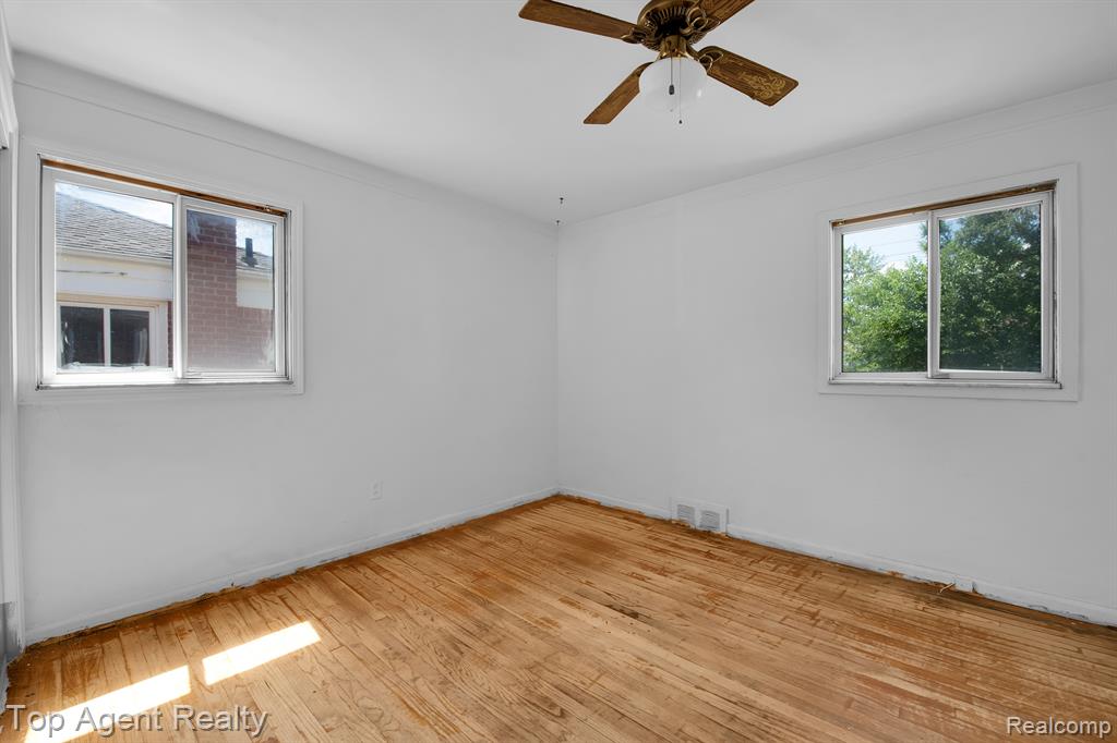 23303 Teppert Avenue Eastpointe, MI 48021 - Photo 15 of 32