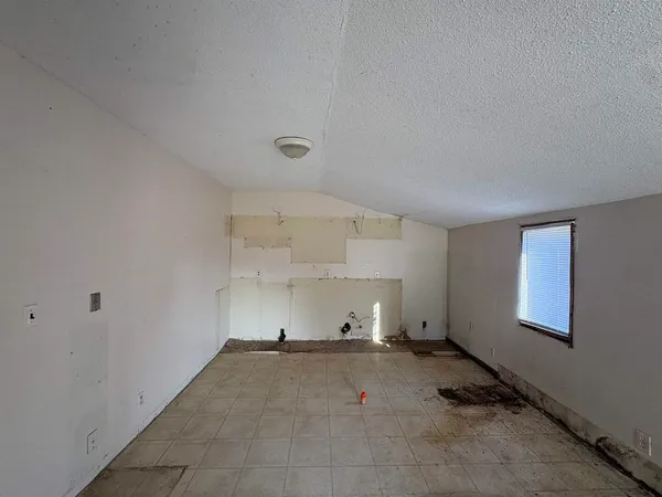a view of a livingroom with a ceiling fan