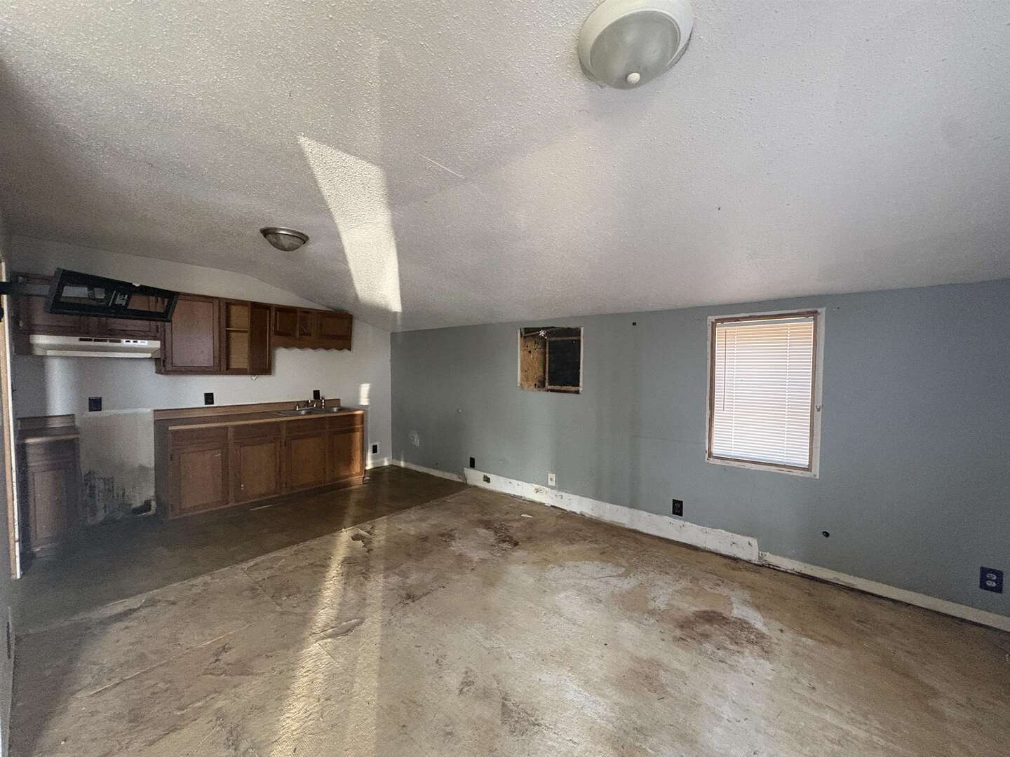 3657 Dillinger Road Carbondale, IL 62901 - Photo 5 of 22 a view of a kitchen with electric appliances