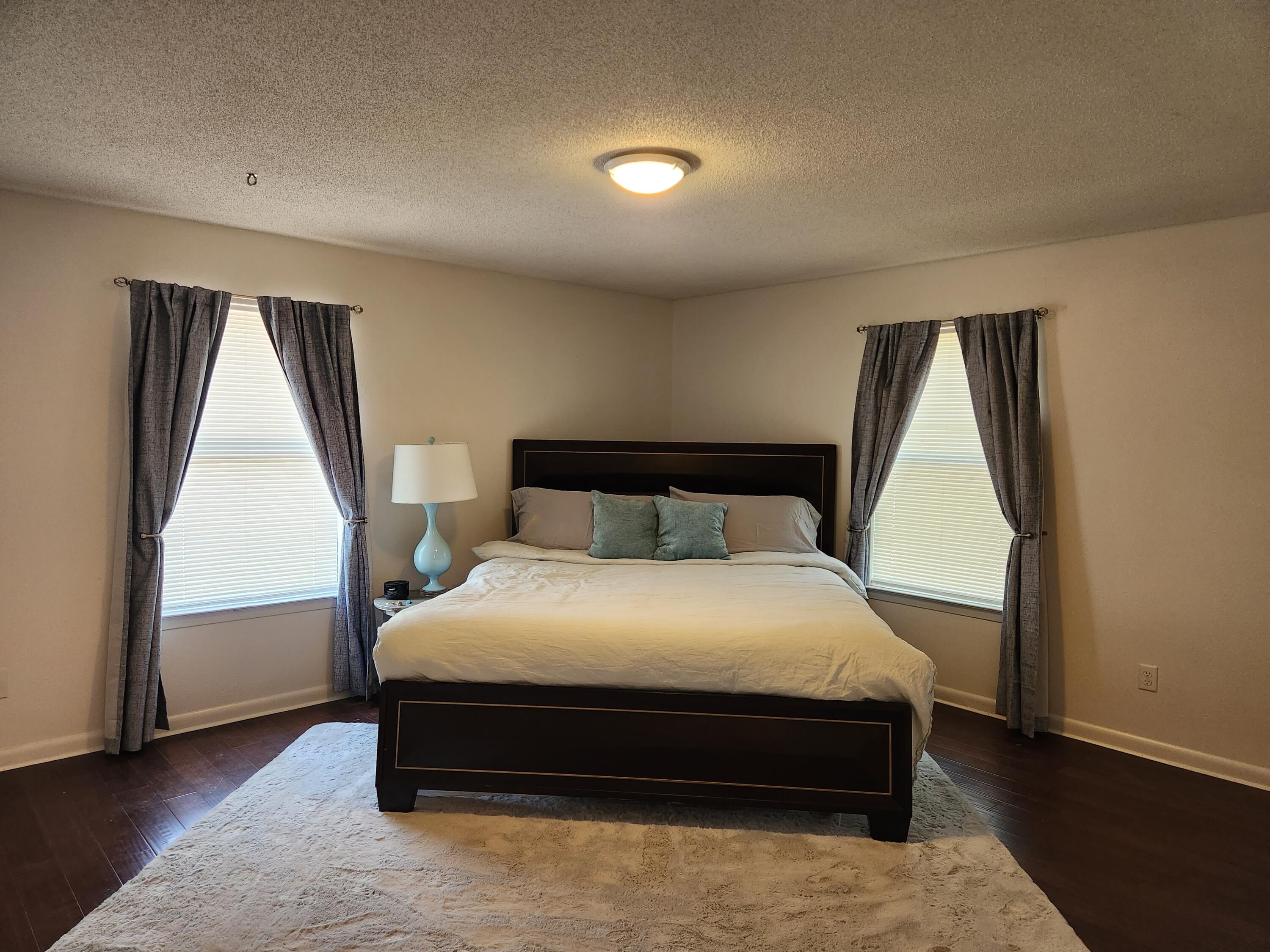 205 Marquette Avenue, Unit 1 Niceville, FL 32578 - Photo 8 of 16 a bedroom with a bed and a window