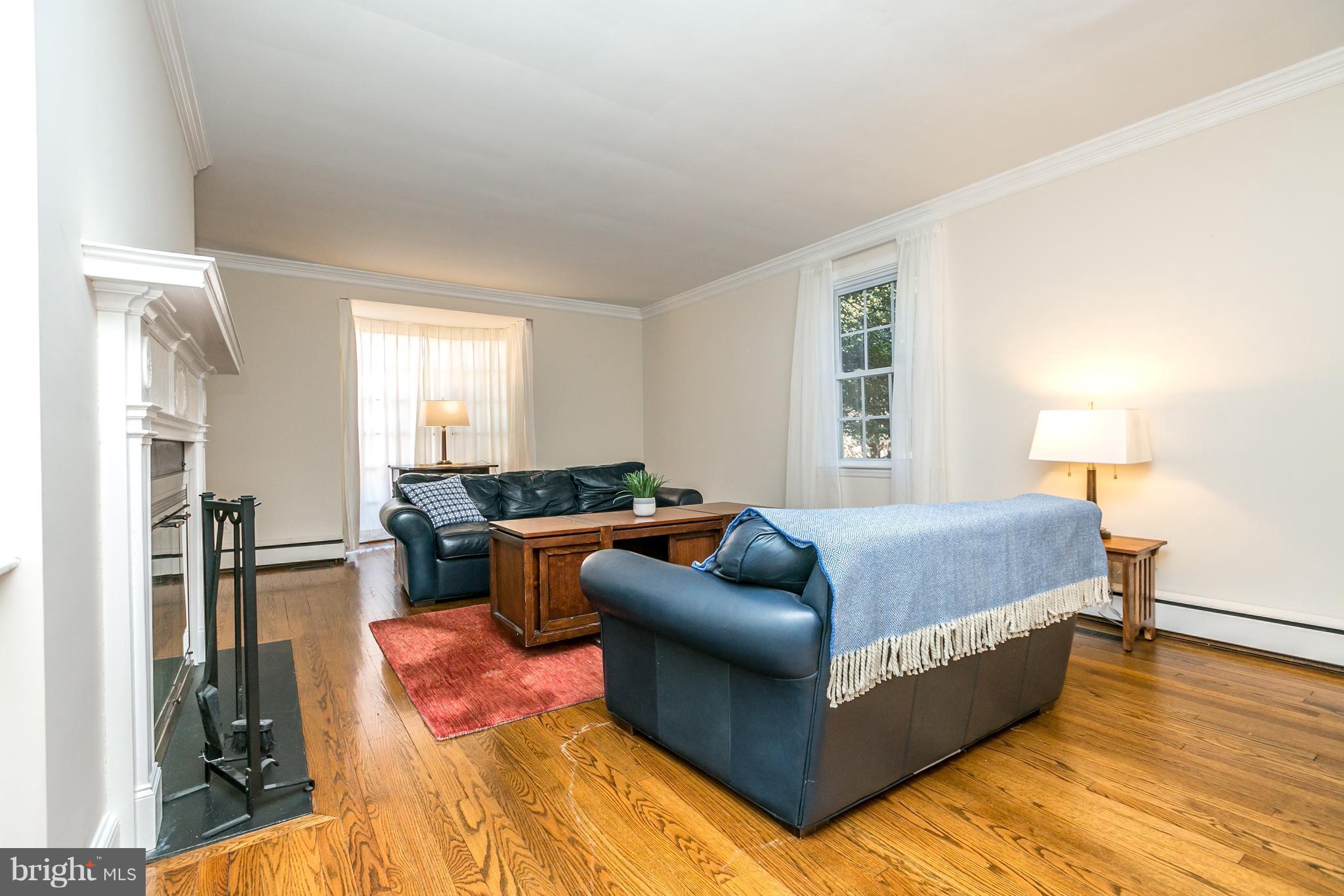 5605 Roland Avenue Baltimore, MD 21210 - Photo 11 of 30 Living Room