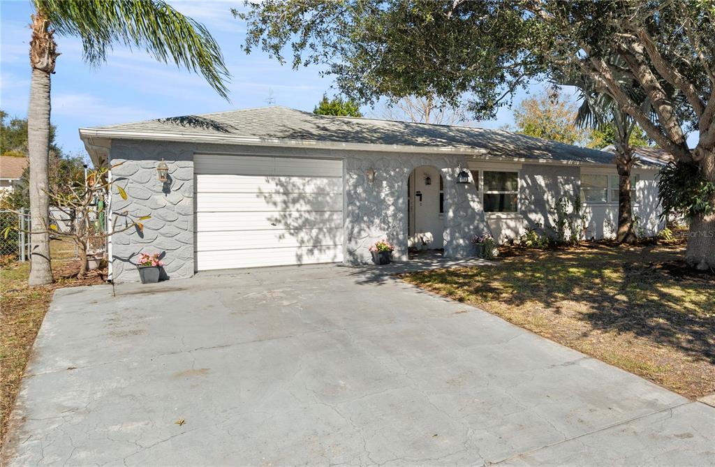 6333 Aberdeen Avenue New Port Richey, FL 34653 - Photo 3 of 37