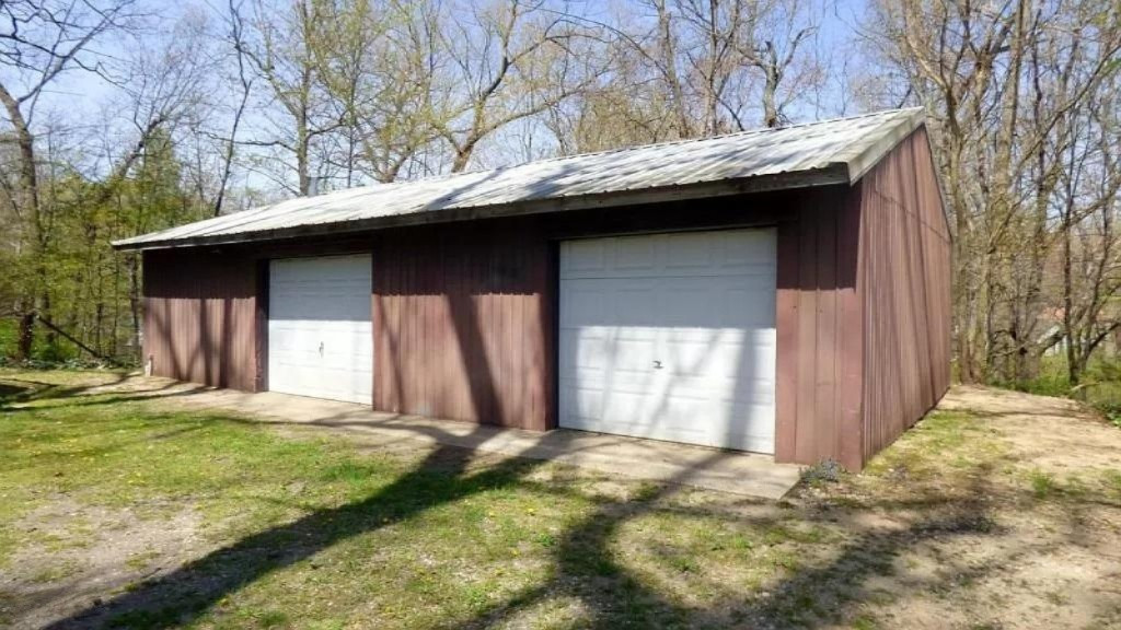 56812 Point Road Cassopolis, MI 49031 - Photo 3 of 10 56812 garage