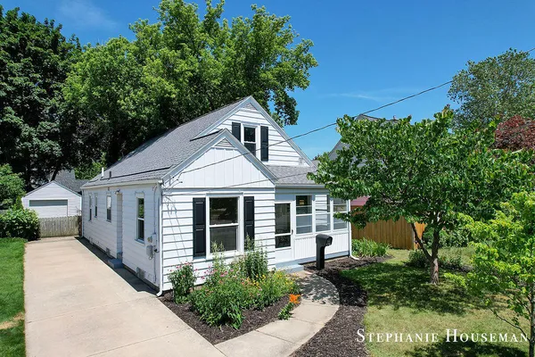 $339,900 | 933 Mayhew Wood Drive Southeast, Grand Rapids, MI 49507