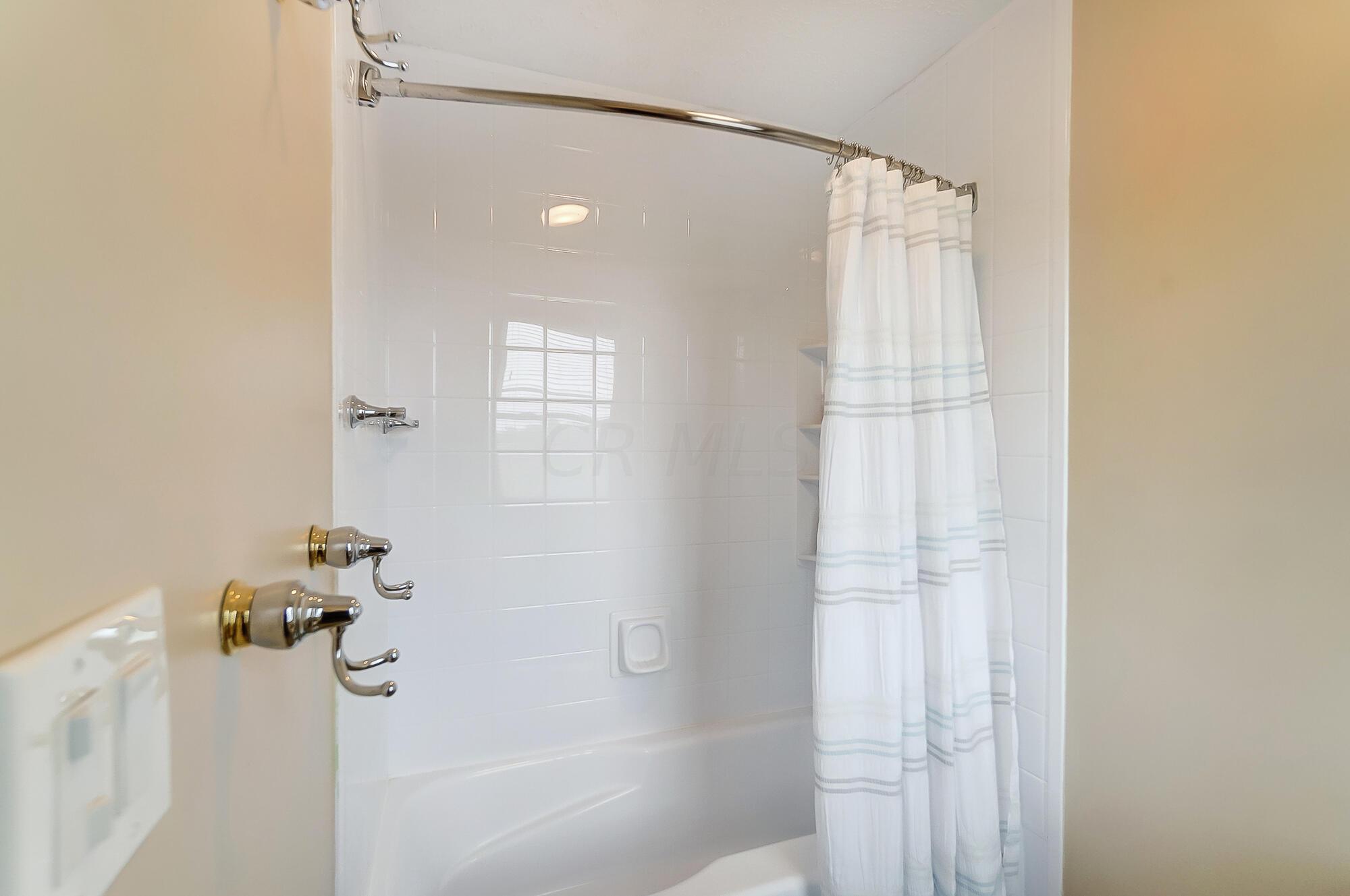 8205 Roberts Road Hilliard, OH 43026 - Photo 50 of 81 Full bathroom 4