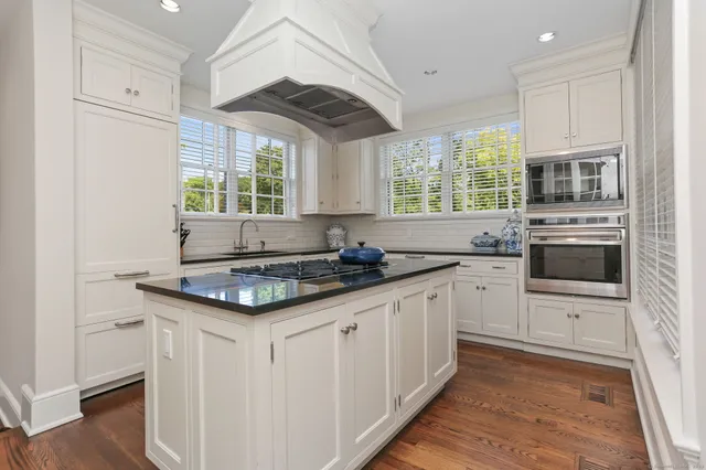 $2,399,000 | 2 Elmwood Drive, Unit 2, Southport, CT 06890