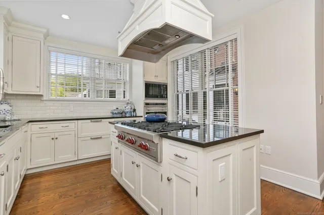 $2,399,000 | 2 Elmwood Drive, Unit 2, Southport, CT 06890