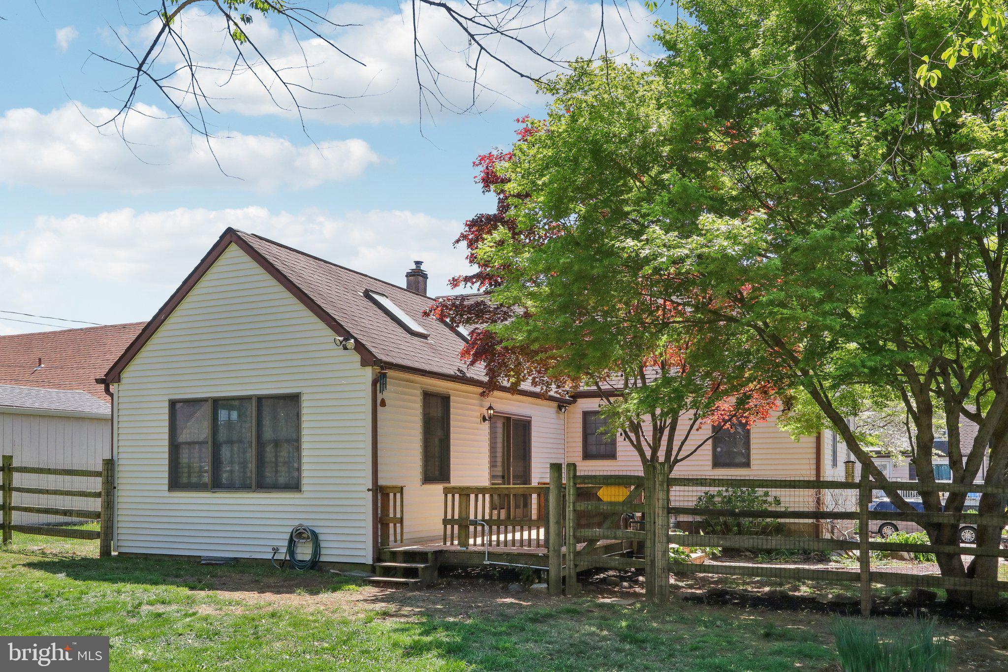 28 Barbara Road Hatboro, PA 19040 - Photo 29 of 33 a front view of house with yard