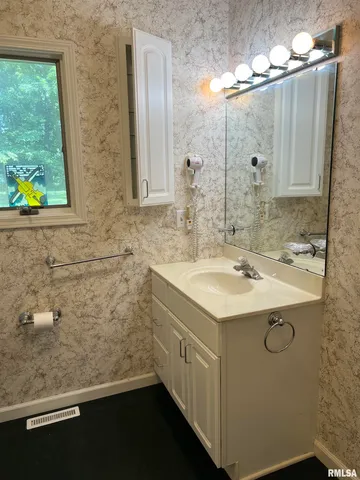 $200,000 | 3 Millwood Manor, Jacksonville, IL 62650