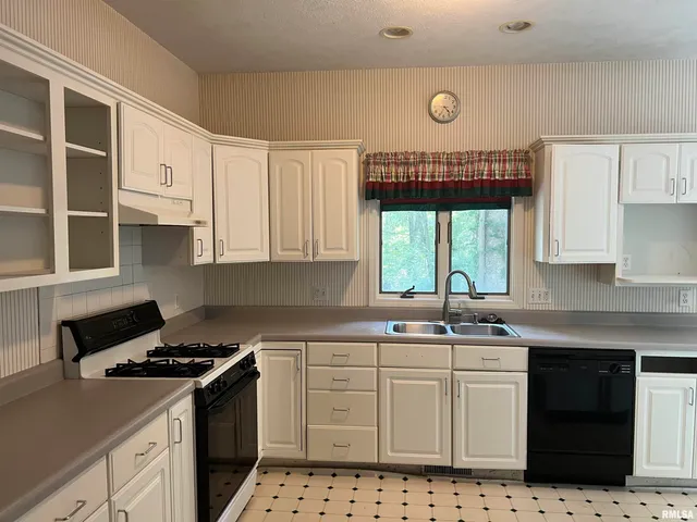 $200,000 | 3 Millwood Manor, Jacksonville, IL 62650