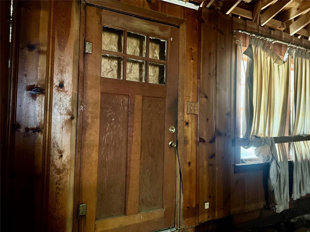 2250 West Kaufman Street Paris, TX 75460 - Photo 12 of 36 a view of wooden door