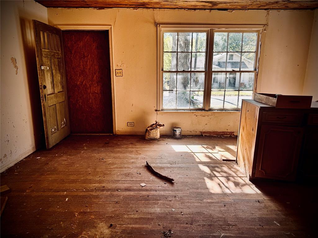 2250 West Kaufman Street Paris, TX 75460 - Photo 16 of 36 a view of empty room with windows and wardrobe
