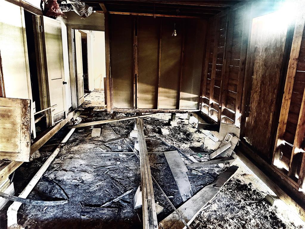 2250 West Kaufman Street Paris, TX 75460 - Photo 19 of 36 a picture of a living room with a couch