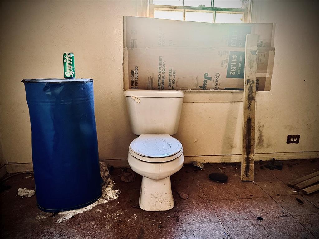 2250 West Kaufman Street Paris, TX 75460 - Photo 23 of 36 a bathroom with a toilet a sink and a mirror