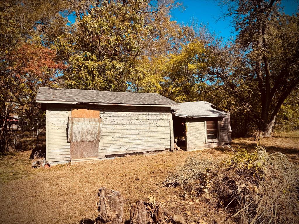 2250 West Kaufman Street Paris, TX 75460 - Photo 30 of 36 a house with a outdoor space