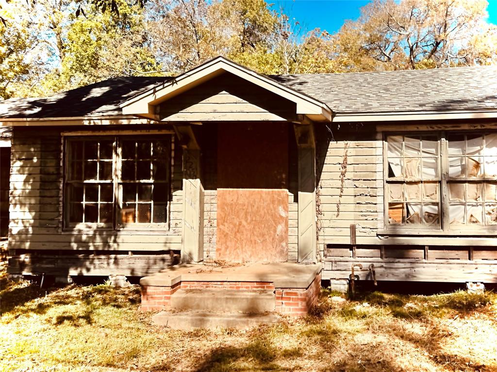 2250 West Kaufman Street Paris, TX 75460 - Photo 3 of 36 a front view of a house with a yard
