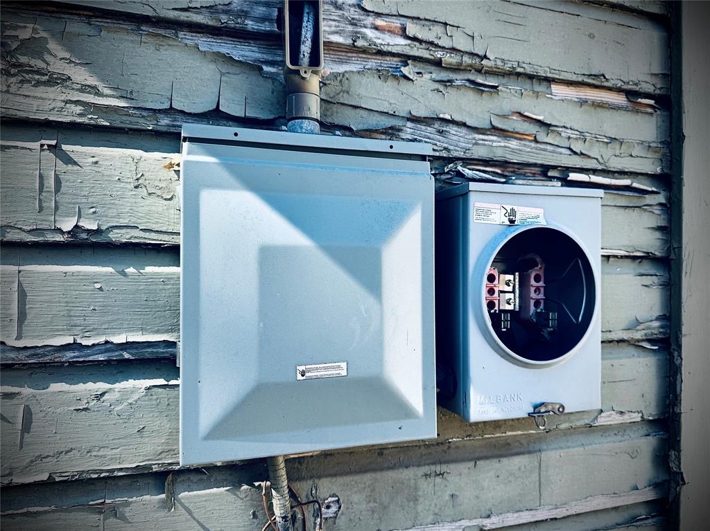 2250 West Kaufman Street Paris, TX 75460 - Photo 35 of 36 a close view of a stove