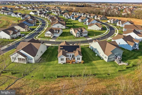 view of a outdoor space with mountain view