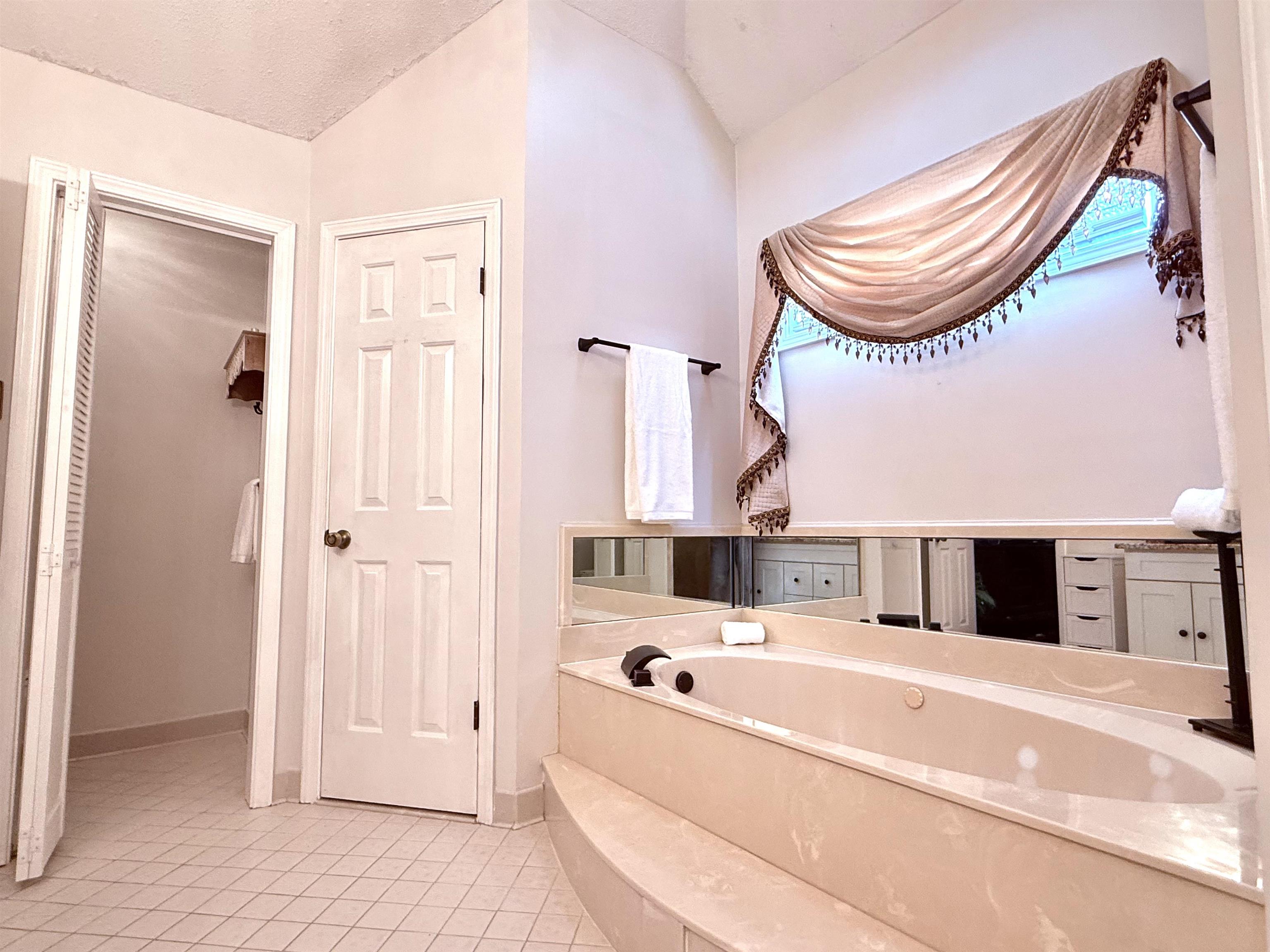 825 North Walnut Bend Road Memphis, TN 38018 - Photo 22 of 40 a spacious bathroom with a tub and a mirror