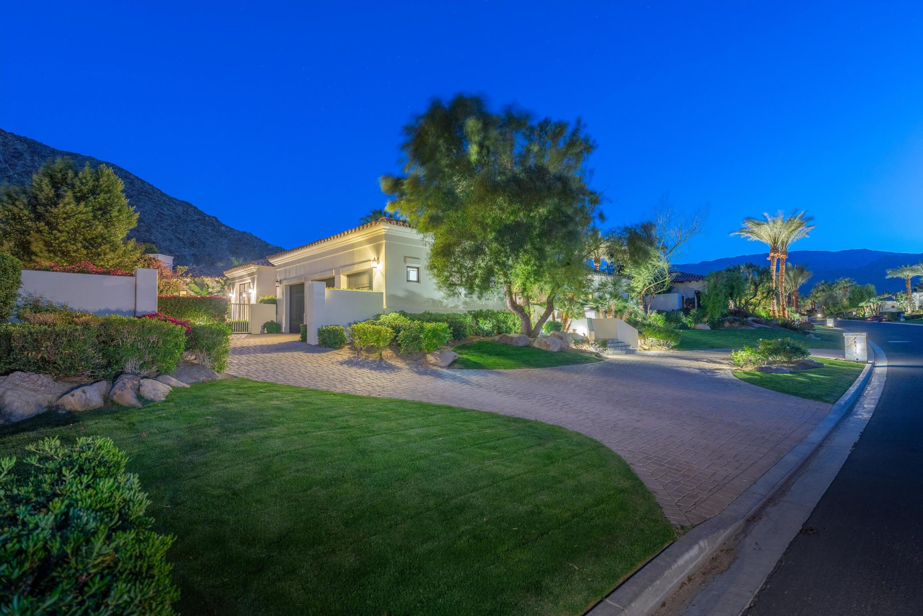 78411 Talking Rock Turn La Quinta, CA 92253 - Photo 69 of 70 a front view of a house with garden