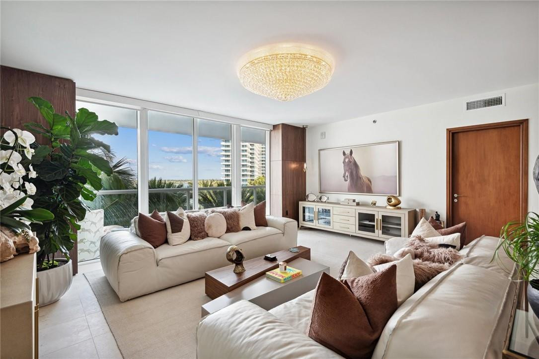 450 Alton Road, Unit 802 Miami Beach, FL 33139 - Photo 4 of 36 Photo 4