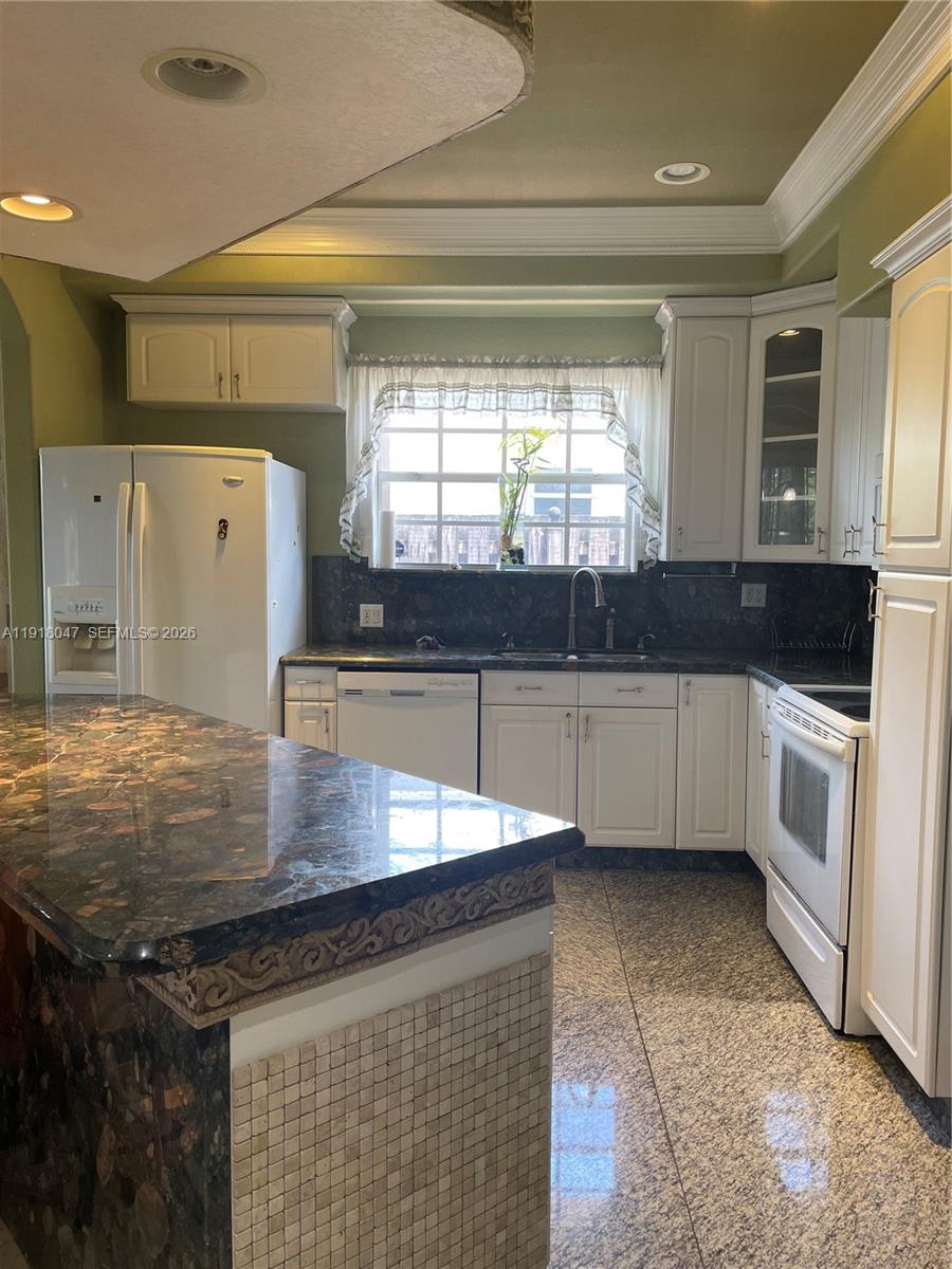 232 Southwest 7th Avenue Hallandale Beach, FL 33009 - Photo 13 of 36