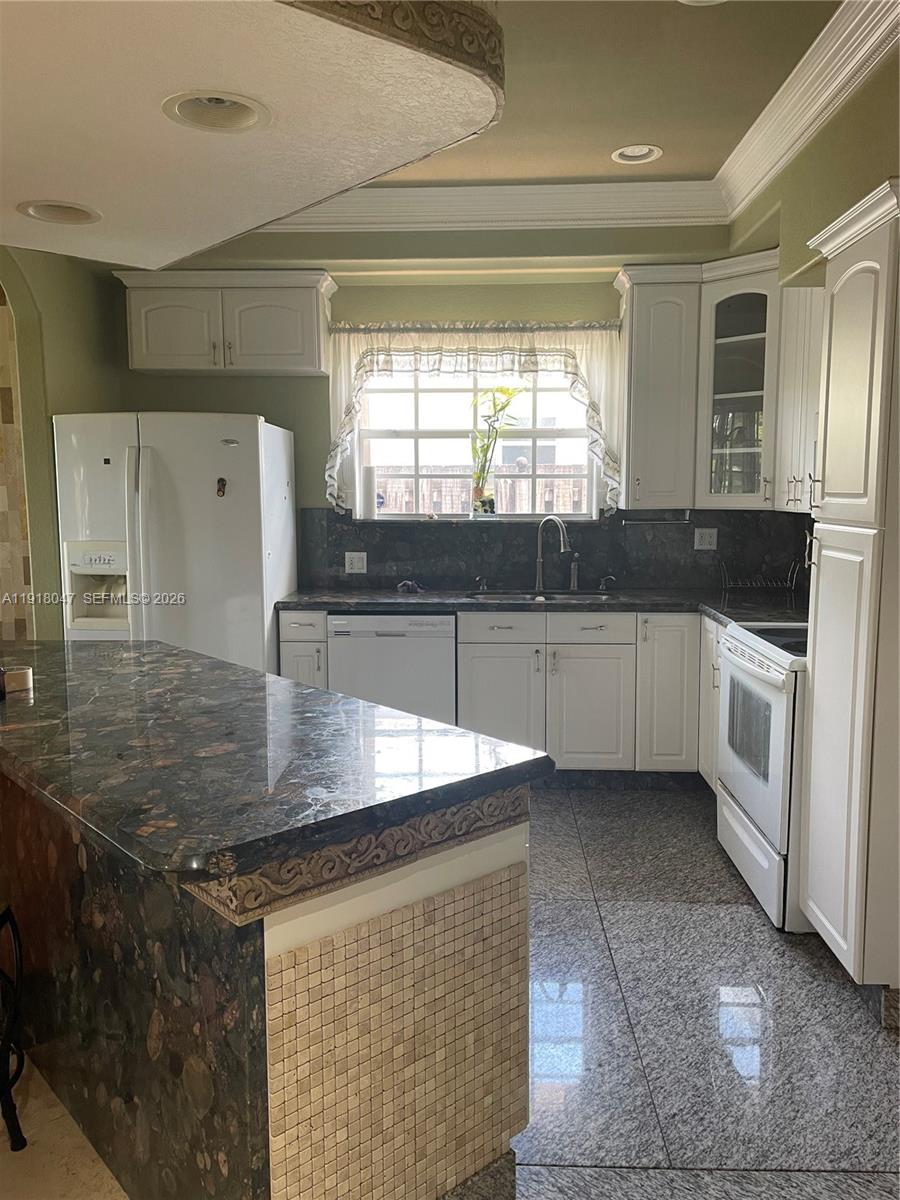 232 Southwest 7th Avenue Hallandale Beach, FL 33009 - Photo 14 of 36