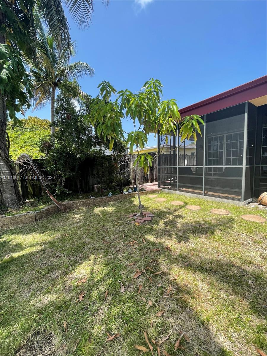 232 Southwest 7th Avenue Hallandale Beach, FL 33009 - Photo 31 of 36