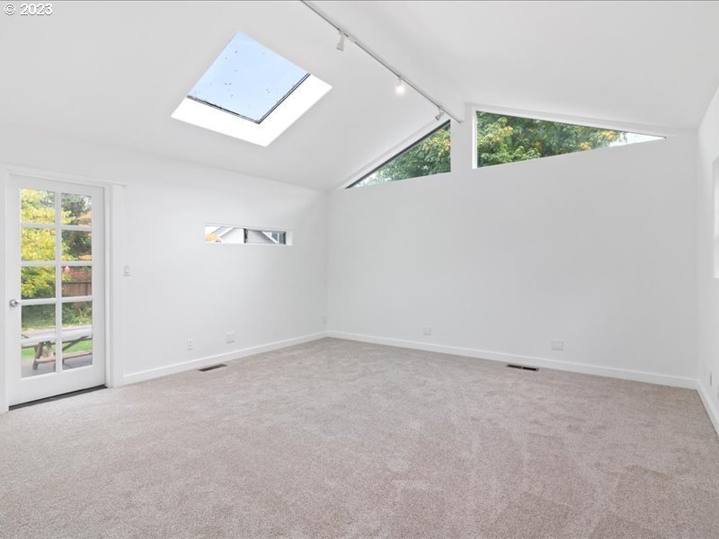 4155 Mapleton Drive West Linn, OR 97068 - Photo 22 of 38 an empty room with windows