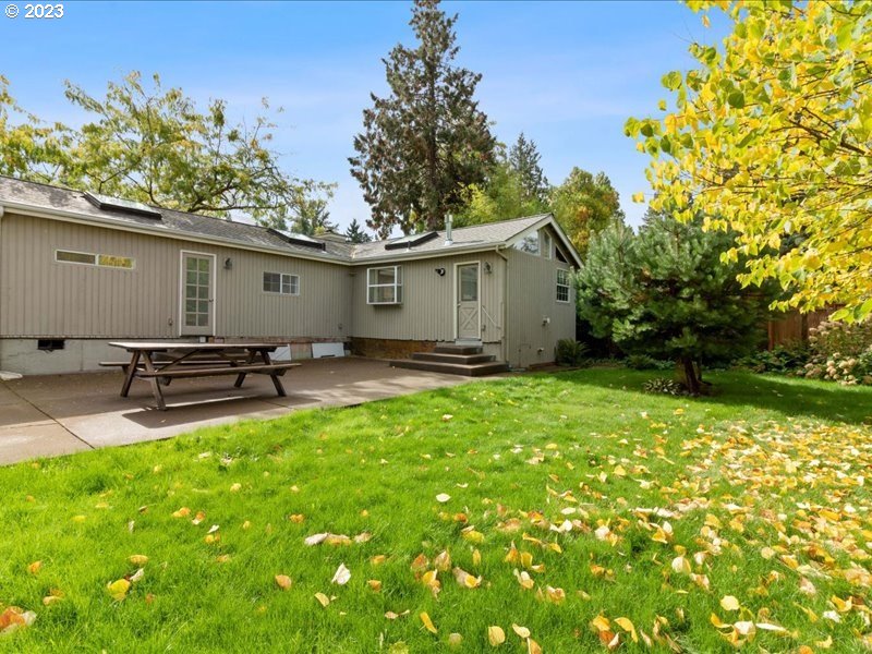 4155 Mapleton Drive West Linn, OR 97068 - Photo 36 of 38 a backyard of a house with table and chairs