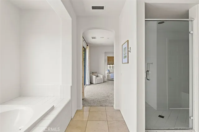 a view of entryway with window