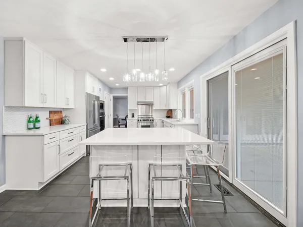 $975,000 | 2409 The Strand, Northbrook, IL 60062