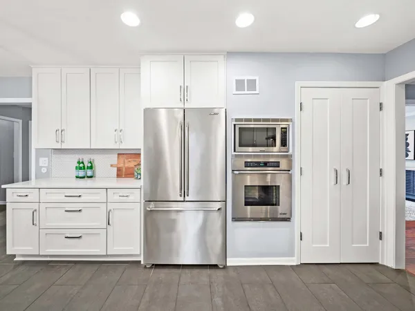$975,000 | 2409 The Strand, Northbrook, IL 60062