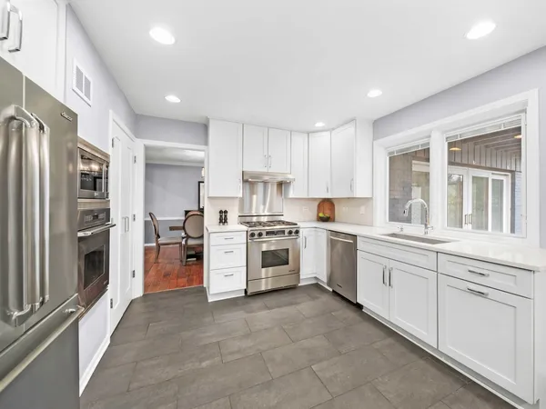 $975,000 | 2409 The Strand, Northbrook, IL 60062