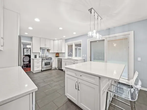 $975,000 | 2409 The Strand, Northbrook, IL 60062