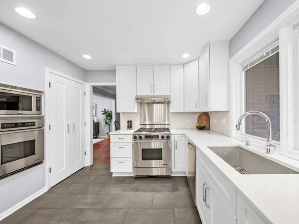 $975,000 | 2409 The Strand, Northbrook, IL 60062