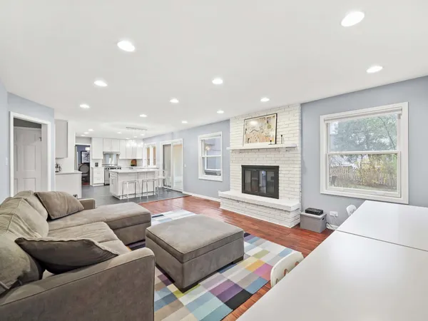 $975,000 | 2409 The Strand, Northbrook, IL 60062