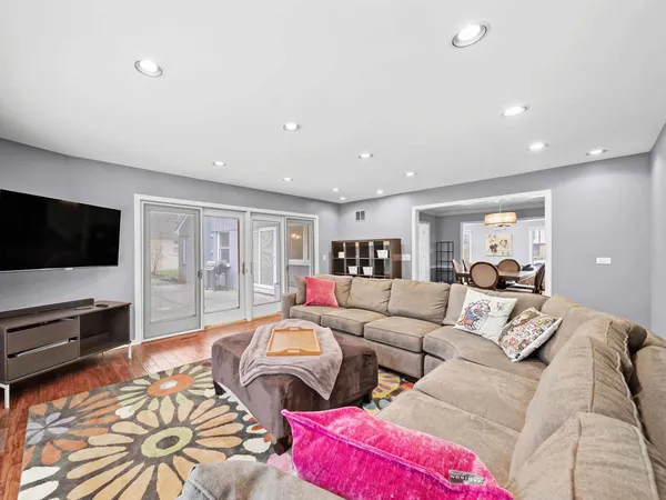 $975,000 | 2409 The Strand, Northbrook, IL 60062