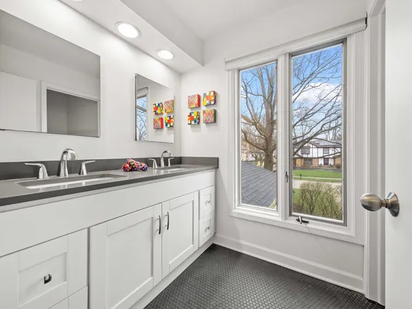 $975,000 | 2409 The Strand, Northbrook, IL 60062