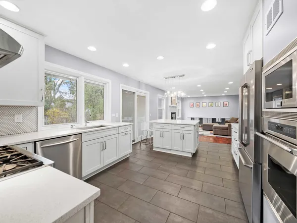 $975,000 | 2409 The Strand, Northbrook, IL 60062