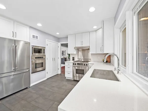 $975,000 | 2409 The Strand, Northbrook, IL 60062