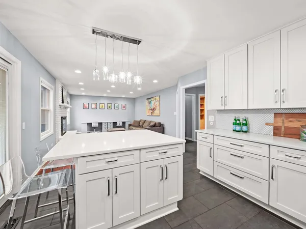 $975,000 | 2409 The Strand, Northbrook, IL 60062