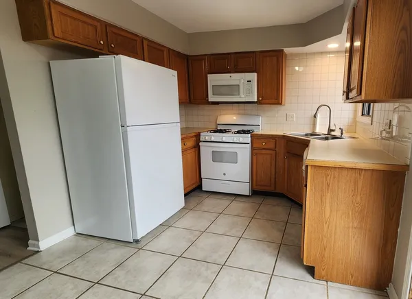 $1,895 | 400 Echo Lane, Unit 4, Aurora, IL 60504