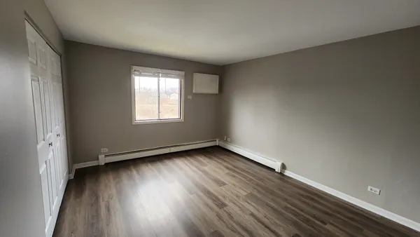 $1,895 | 400 Echo Lane, Unit 4, Aurora, IL 60504